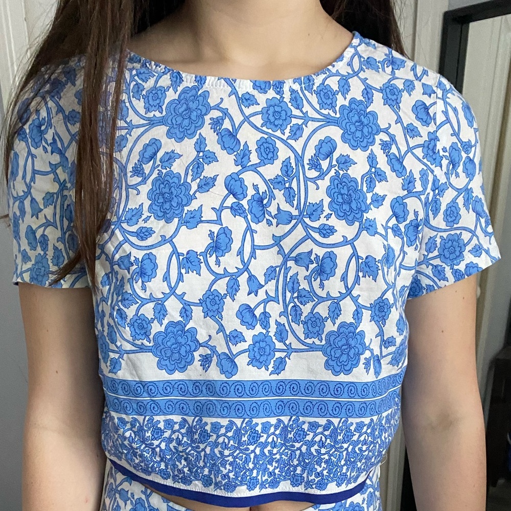 blue & white crop top